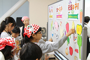 Parents and children try their hand at making a boxed lunch